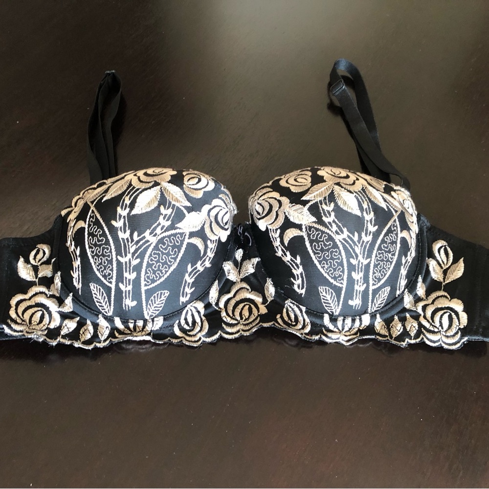 Maidenform 36C Black with tan/gold embroidered padded bra.  New w/o tags